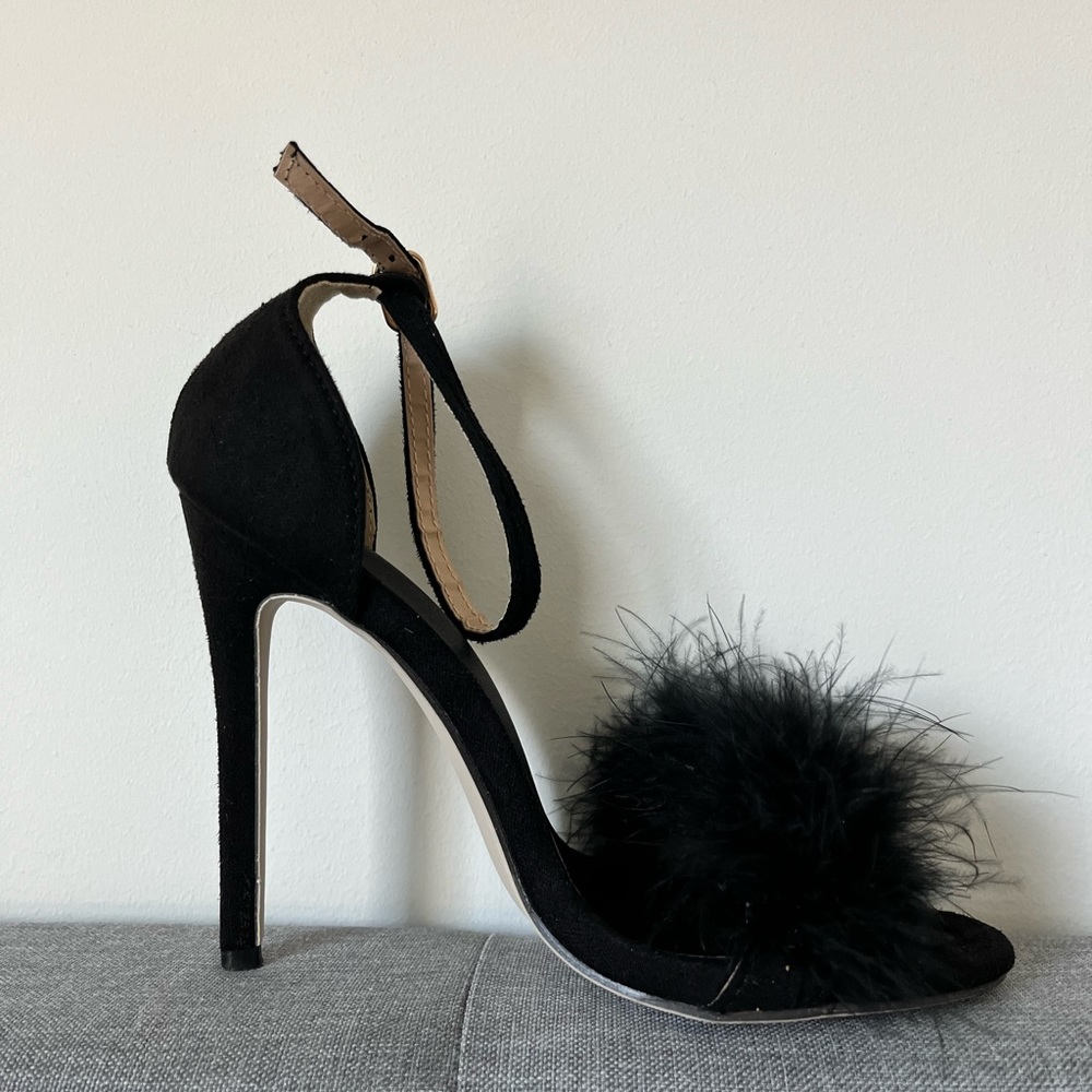 Black high heels with fake feathers.